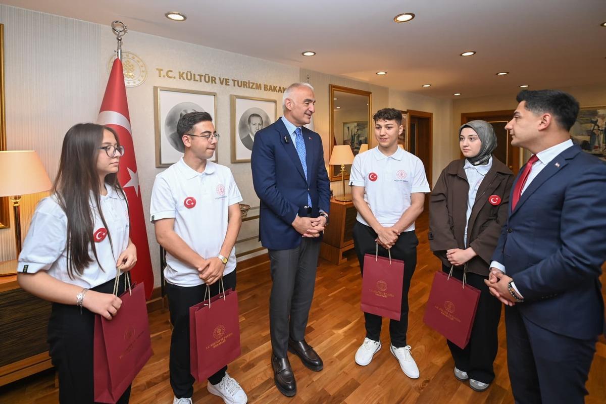 Bakan Ersoy, 19 mayıs&rsquo;ta gen&ccedil; sanat&ccedil;ıları bakanlıkta ağırladı: Gen&ccedil;lerin el emeği T&uuml;rk bayrağı Bakan Ersoy&rsquo;a takdim edildi 2