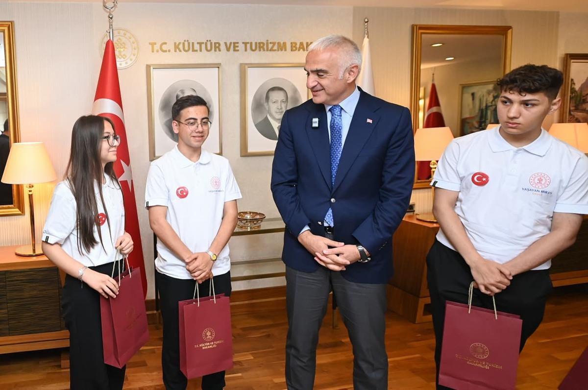 Bakan Ersoy, 19 mayıs&rsquo;ta gen&ccedil; sanat&ccedil;ıları bakanlıkta ağırladı: Gen&ccedil;lerin el emeği T&uuml;rk bayrağı Bakan Ersoy&rsquo;a takdim edildi 4