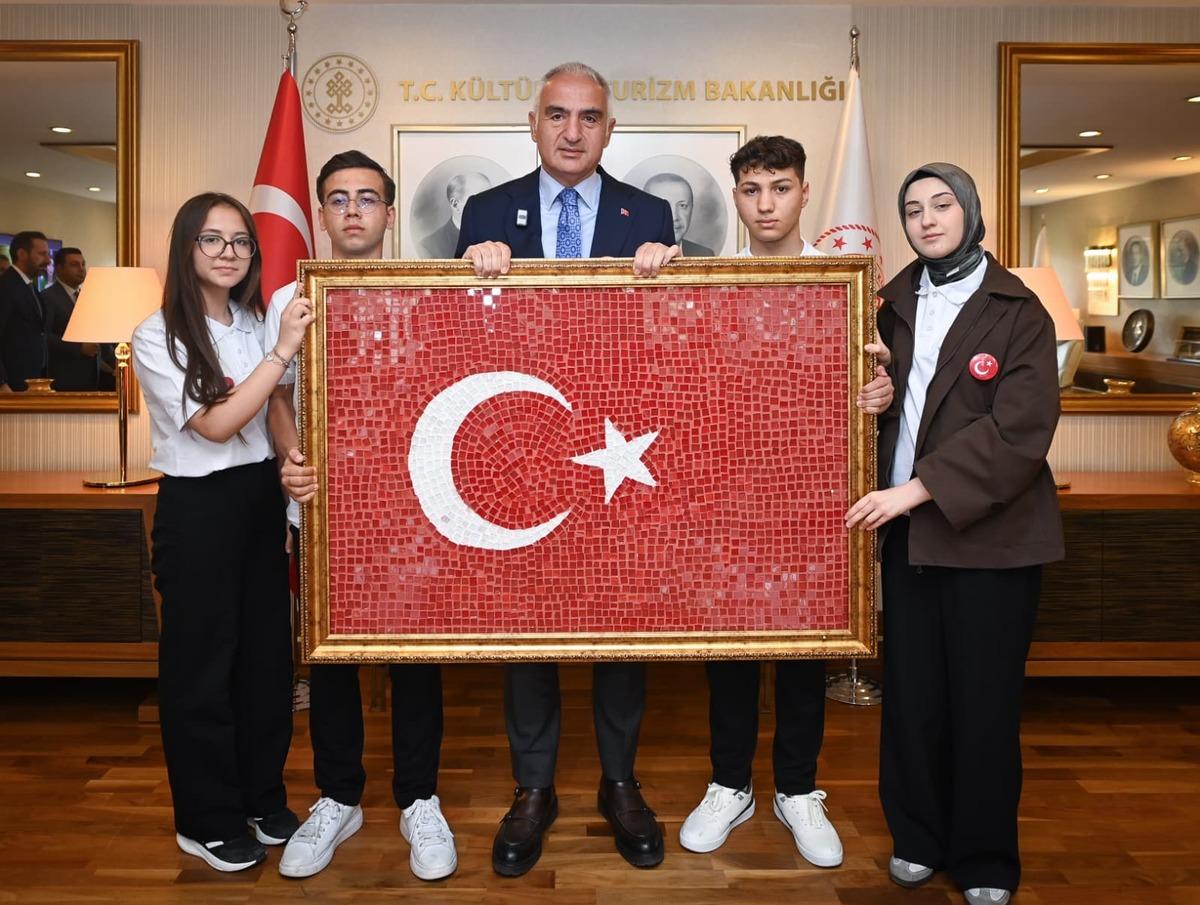 Bakan Ersoy, 19 mayıs&rsquo;ta gen&ccedil; sanat&ccedil;ıları bakanlıkta ağırladı: Gen&ccedil;lerin el emeği T&uuml;rk bayrağı Bakan Ersoy&rsquo;a takdim edildi 3