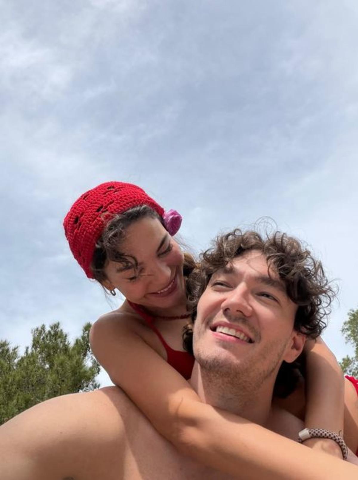 Ebru Şahin 32 yaşına girdi! Cedi Osman dan aşk pozları 2