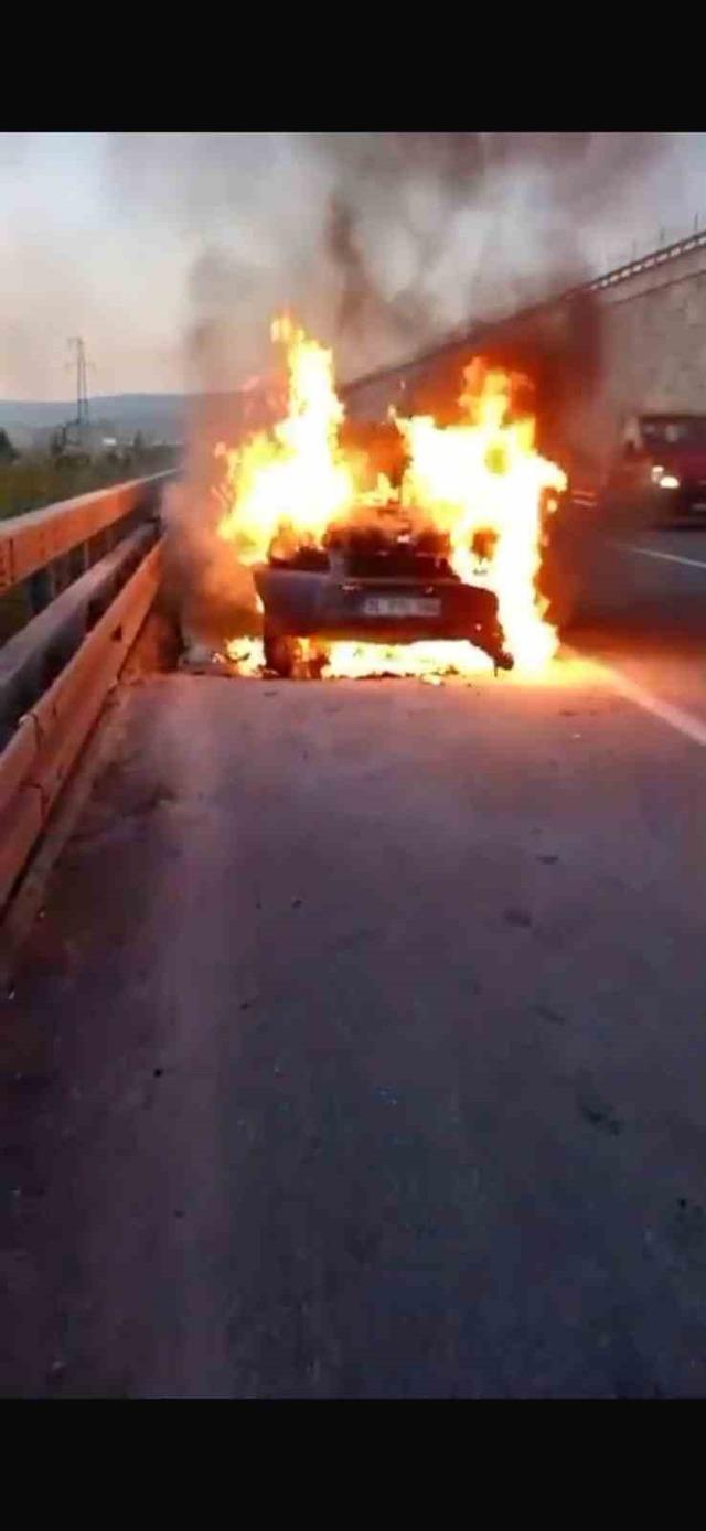 Otobanda seyir halindeki cip alev alev yandı 1