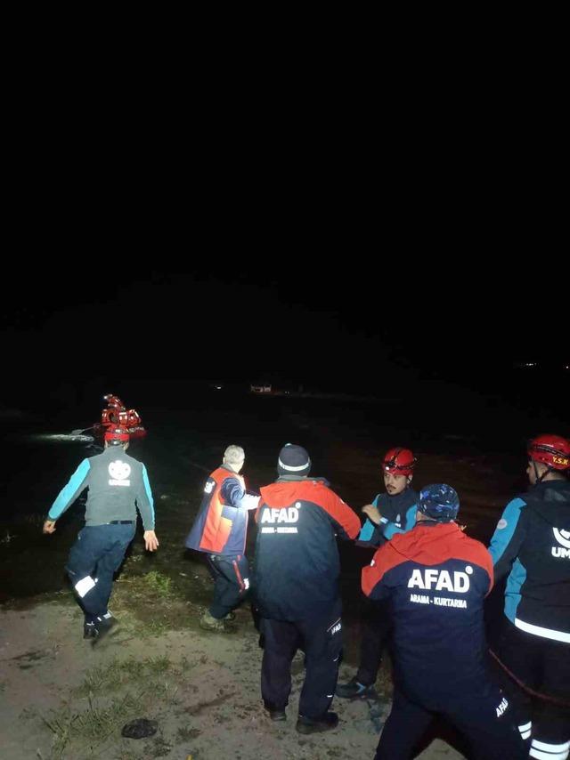 Dere yatağında su seviyesi artınca 4 kişi mahsur kaldı 3