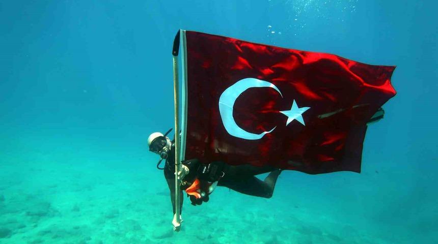 19 Mayıs ruhu Fethiye&rsquo;de su altında yaşatıldı