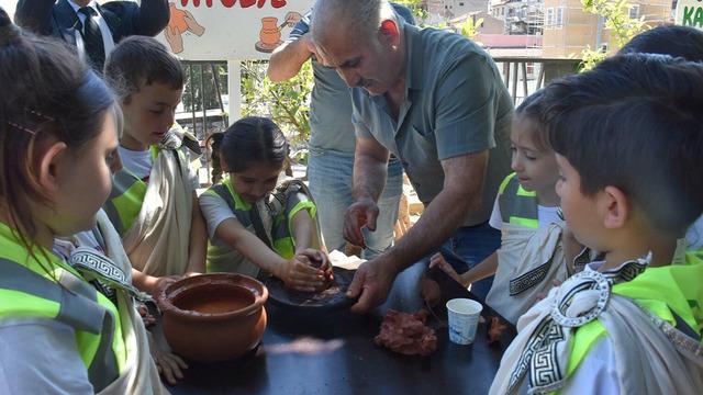 Minik arkeologlar tarihin izini sürdü: Öğrencilerin kazı deneyimi
