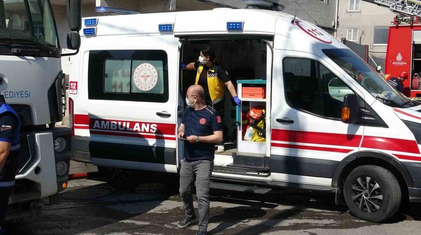 Pendik&rsquo;te &ccedil;ıkan yangın korkuttu: 1 kişi dumandan etkilendi