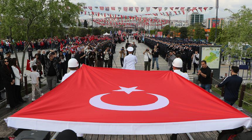 19 Mayıs kutlamalarında 'Bayrak Devir Teslim' t&ouml;reni yapıldı