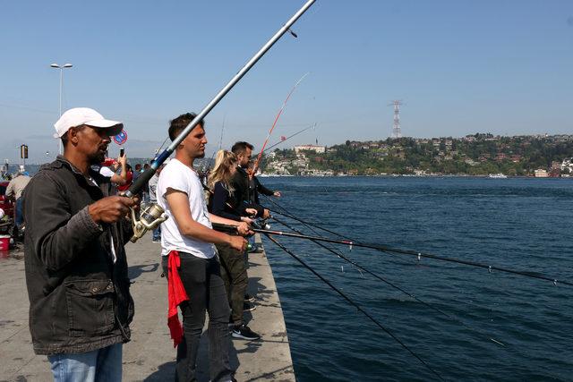 1 Mayıs'ın tatil olmasını fırsat bilenler sahillere akın etti