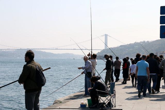 1 Mayıs'ın tatil olmasını fırsat bilenler sahillere akın etti