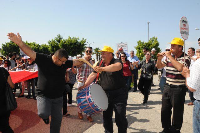 İskenderun’da 1 Mayıs kutlamasında gelin-damat sürprizi