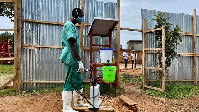 Ebola salgını yayılıyor! Can kaybı 131'e yükseldi