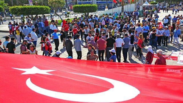 İskenderun’da 1 Mayıs kutlamasında gelin-damat sürprizi