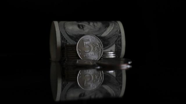 Rus rublesi dolar karşısında değer kazanmayı sürdürüyor