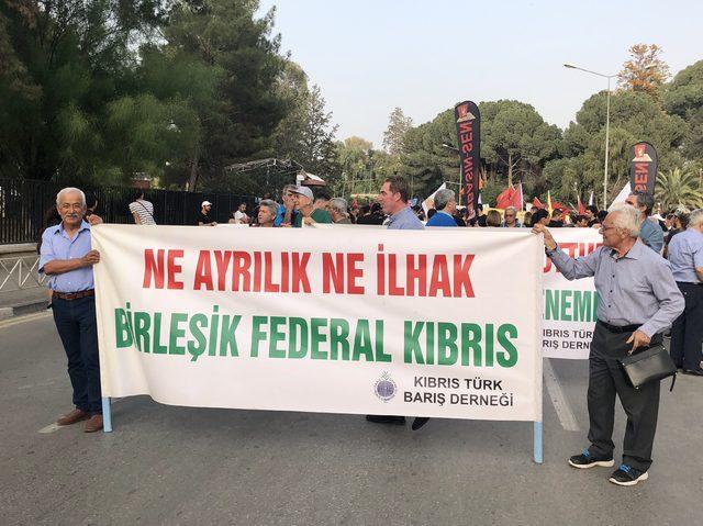 Ada'da 1 Mayıs kutlamasında Türk ve Rumlar 'barış' sloganları attı
