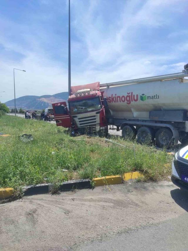 Tır ile elektrikli motor çarpıştı: 1 ölü 4 yaralı 1