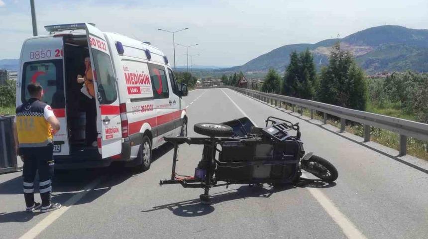 Tır ile elektrikli motor &ccedil;arpıştı: 1 &ouml;l&uuml; 4 yaralı