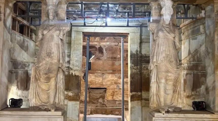 Girişini sfenksler koruyor! 2 bin 300 yıllık dev mezarda B&uuml;y&uuml;k İskender izi