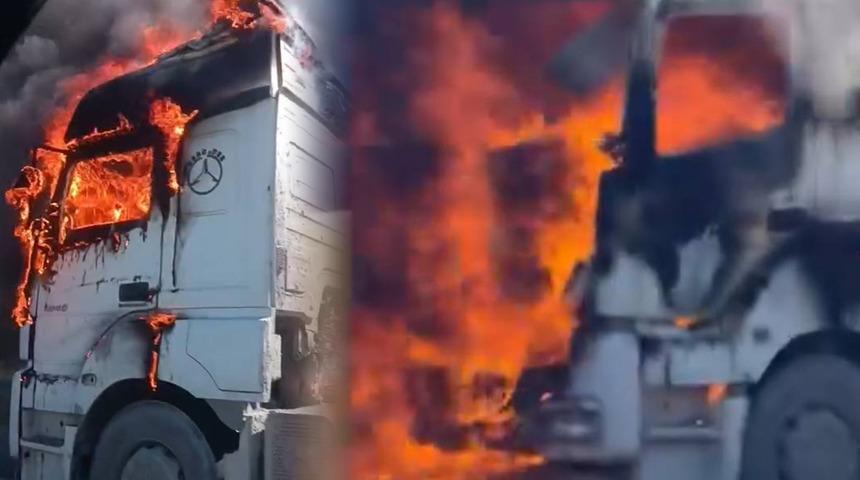 İstanbul'da TIR alev alev yandı