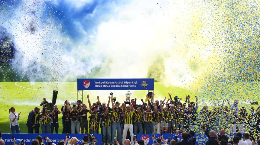 Fenerbah&ccedil;e ArsaVev Kadın Futbol Takımı, şampiyonluk kupasını aldı