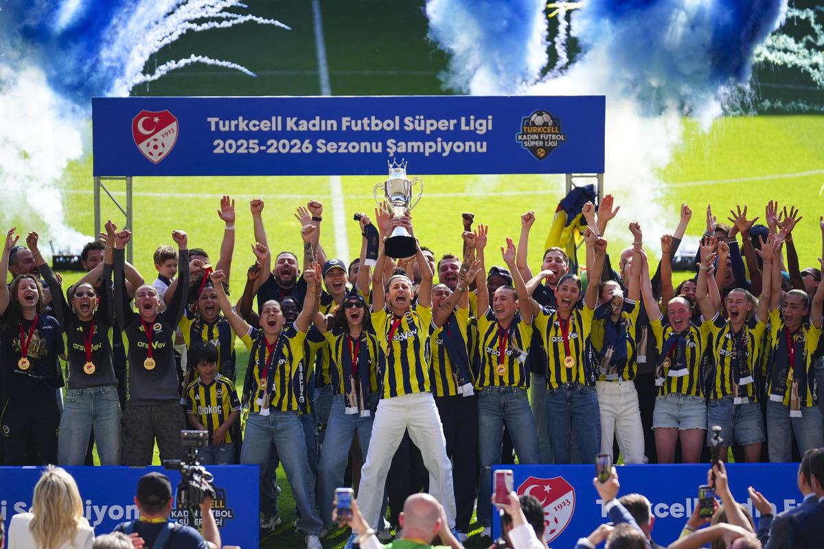 Fenerbahçe ArsaVev Kadın Futbol Takımı, şampiyonluk kupasını aldı 1