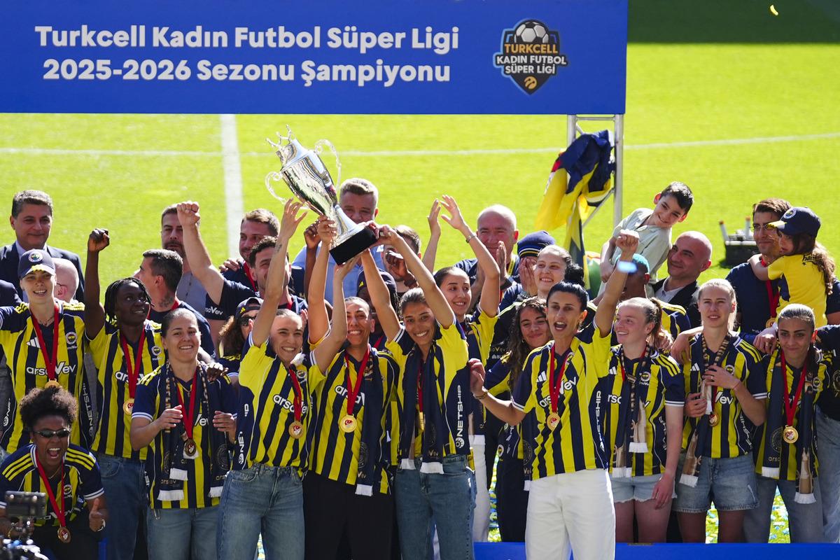 Fenerbahçe ArsaVev Kadın Futbol Takımı, şampiyonluk kupasını aldı 2