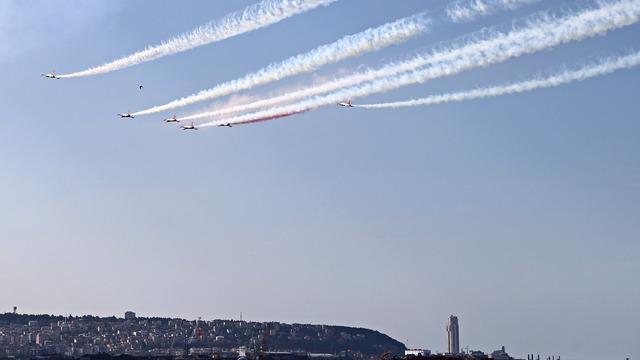 Türk Yıldızları ve SOLOTÜRK Samsun semalarında gösteri uçuşu yaptı