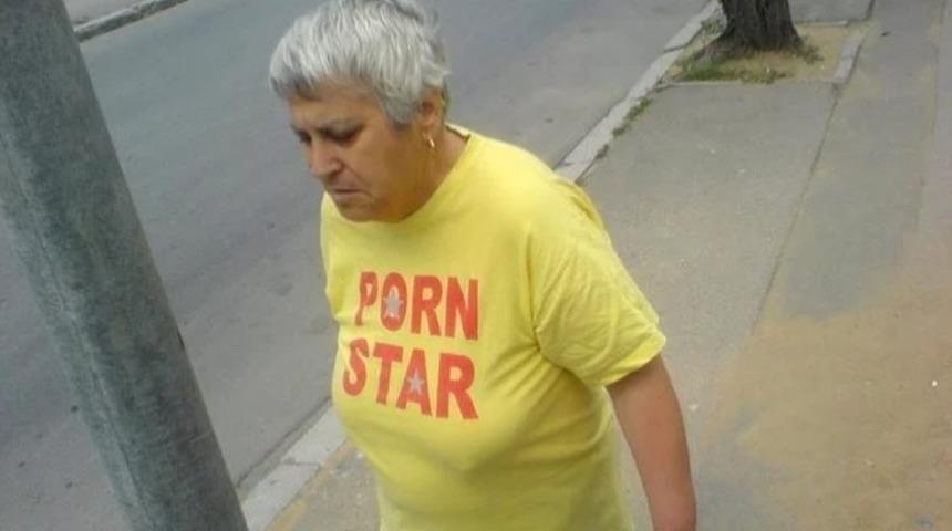 Giydikleri ingilizce tişörtlerin anlamını bilmeyen insanlar