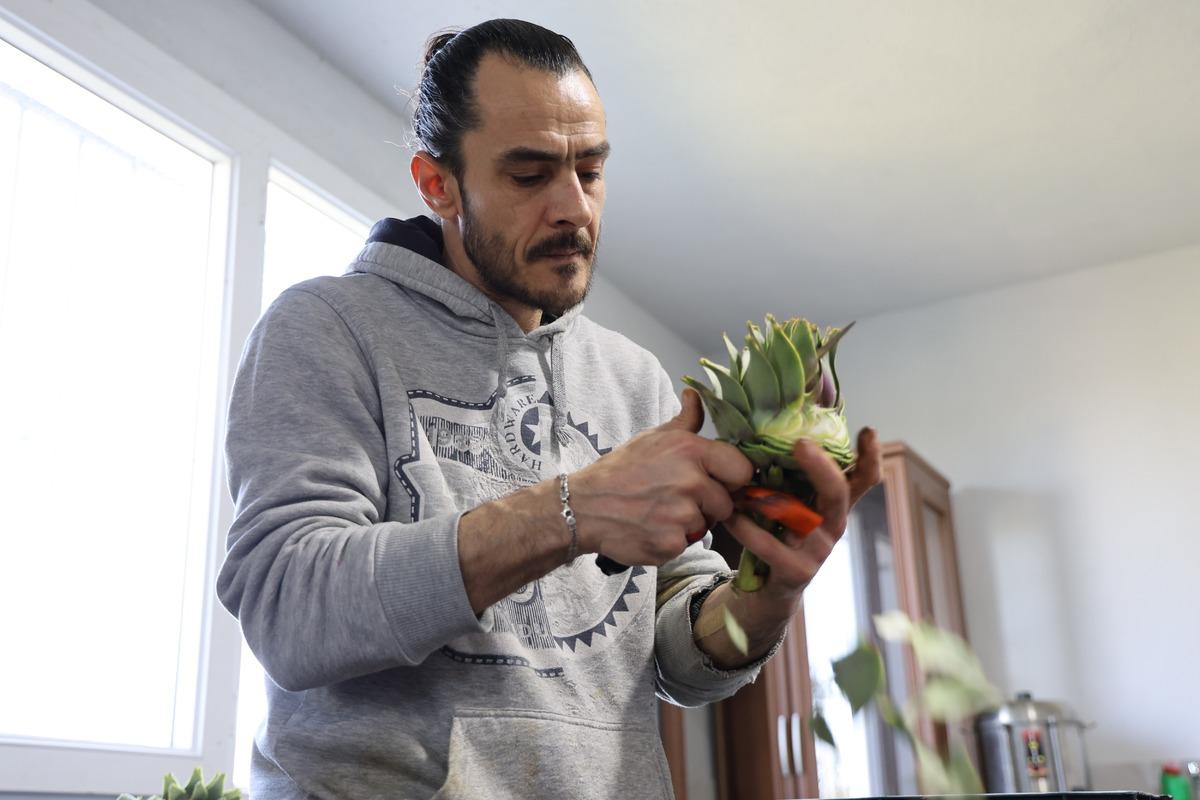 Yeşil elmasın g&ouml;r&uuml;nmeyen mesaisi! G&uuml;nde binlercesi soyuluyor, kazancı dikkat &ccedil;ekiyor 2