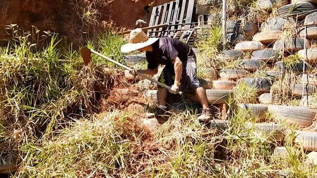 Duvar için servet istediler, çöple ördü! Bedavaya mal etti
