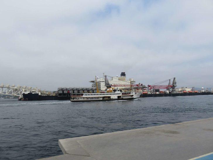 Dünyanın en büyük inşaat gemisi İstanbul Boğazı'ndan geçti G2