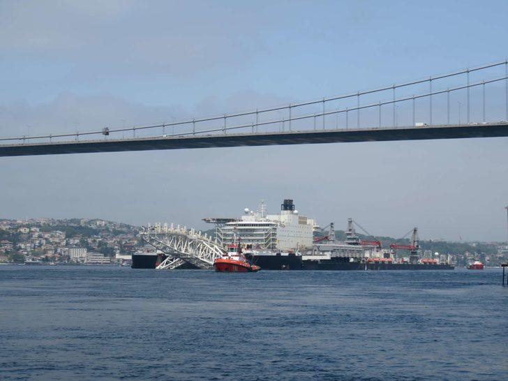 Dünyanın en büyük inşaat gemisi İstanbul Boğazı'ndan geçti G3