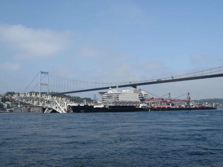 Dünyanın en büyük inşaat gemisi İstanbul Boğazı'ndan geçti G4
