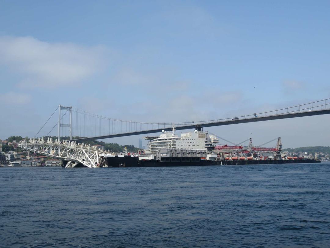 D&uuml;nyanın en b&uuml;y&uuml;k inşaat gemisi İstanbul Boğazı'ndan ge&ccedil;ti