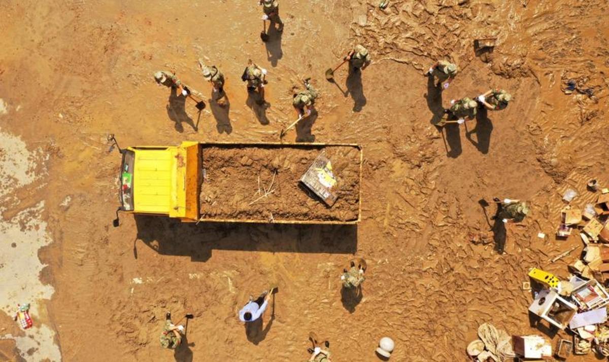 Bir ülke sular altında kaldı: 22 ölü 20 kayıp 2