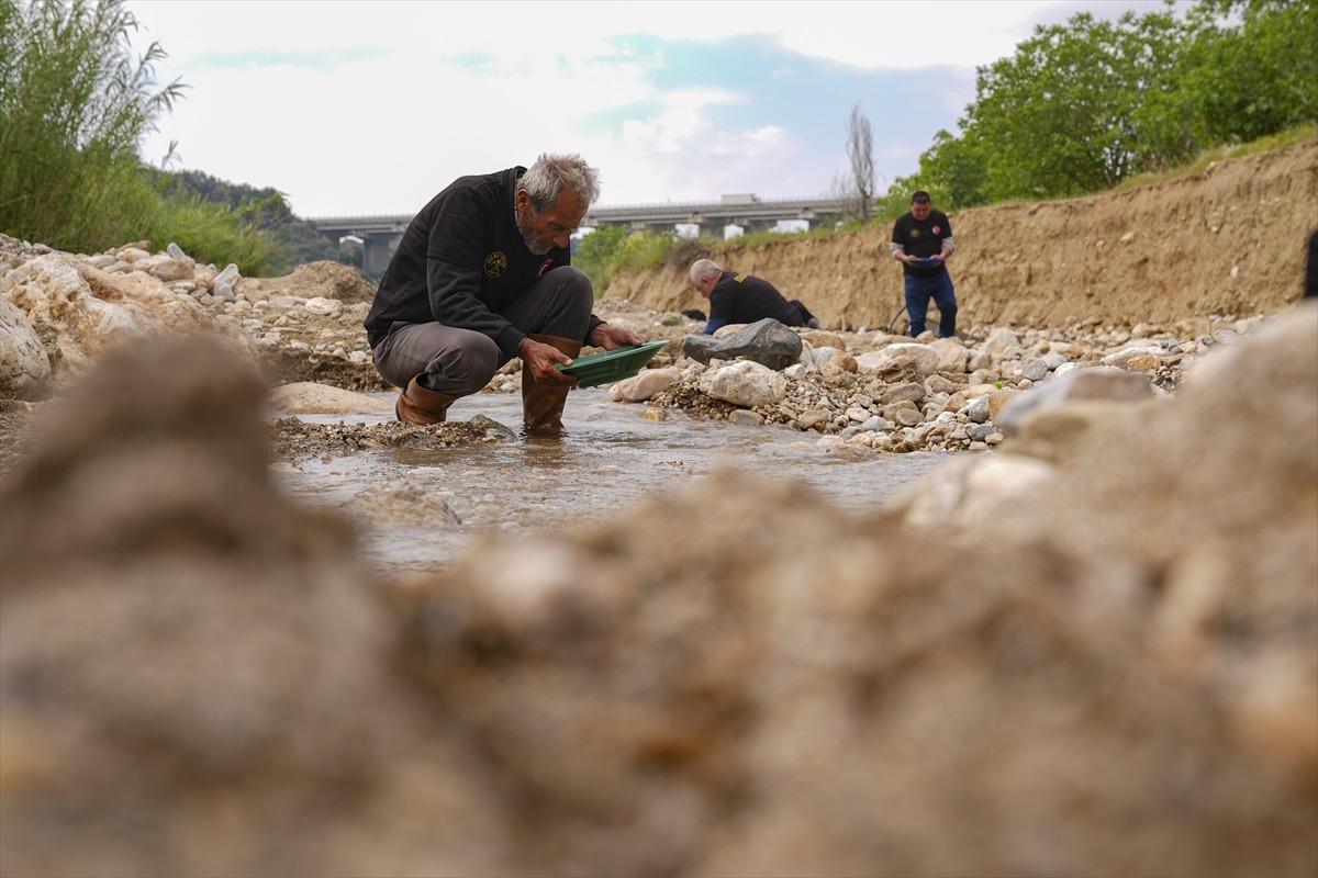 Gram gram topluyorlar: Suyla beraber altın akıyor 11