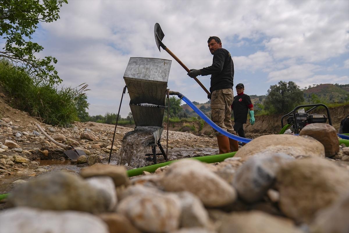 Gram gram topluyorlar: Suyla beraber altın akıyor 14