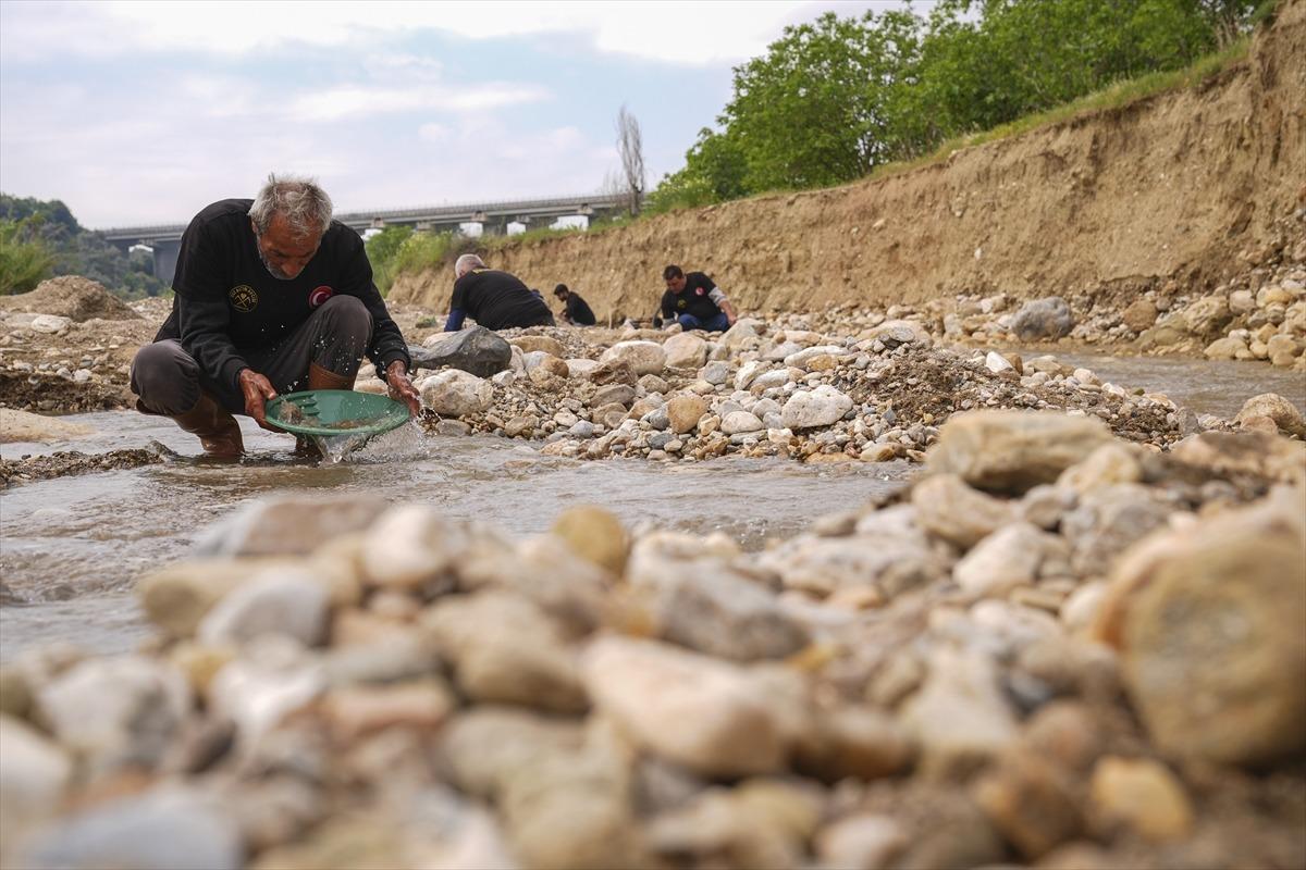 Gram gram topluyorlar: Suyla beraber altın akıyor 10