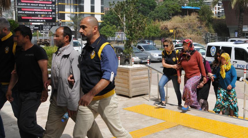 Alanya'daki &ccedil;ifte &ouml;l&uuml;m dosyası yeniden a&ccedil;ıldı: 5 g&ouml;zaltı