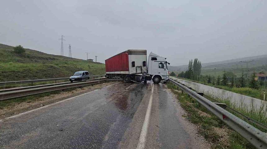 Ankara&rsquo;da tır ile minib&uuml;s &ccedil;arpıştı