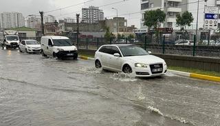 Adana'da sağanak yağış: Bazı cadde ve sokaklarda su birikintileri oluştu