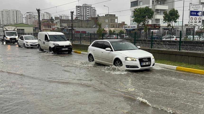 Adana'da sağanak yağış: Bazı cadde ve sokaklarda su birikintileri oluştu