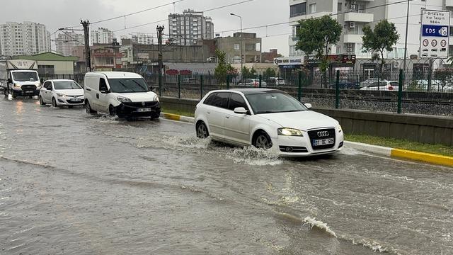 Adana'da sağanak yağış: Bazı cadde ve sokaklarda su birikintileri oluştu