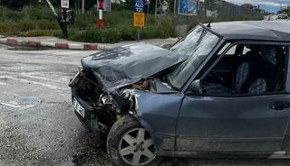 Burdur&rsquo;da okul servisi ile otomobil &ccedil;arpıştı