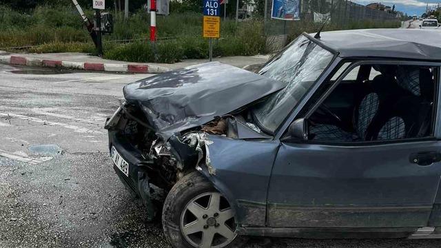 Burdur’da okul servisi ile otomobil çarpıştı