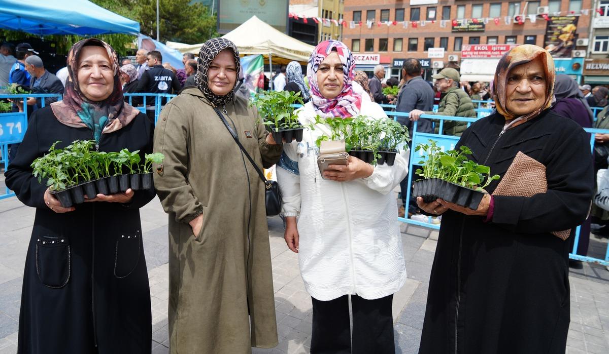 Saatler öncesinden sıraya girdiler! Kuyruk havadan görüntülendi 1