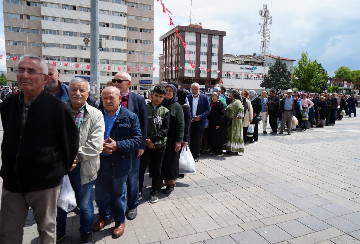 Saatler öncesinden sıraya girdiler! Kuyruk havadan görüntülendi 3