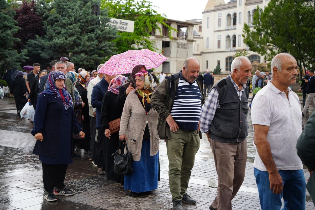 Saatler öncesinden sıraya girdiler! Kuyruk havadan görüntülendi 5