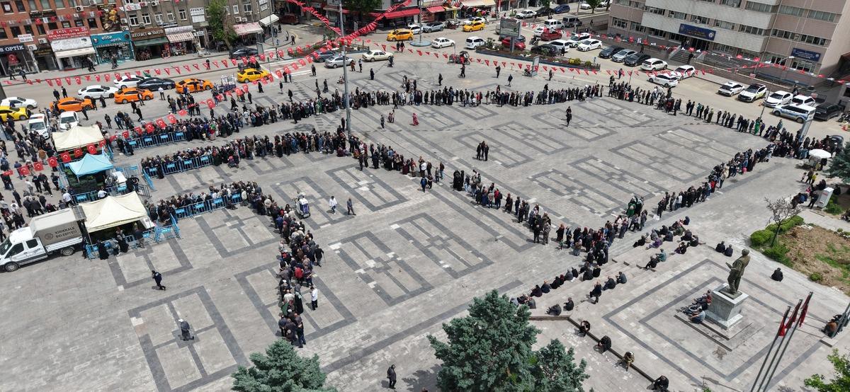 Saatler öncesinden sıraya girdiler! Kuyruk havadan görüntülendi 2