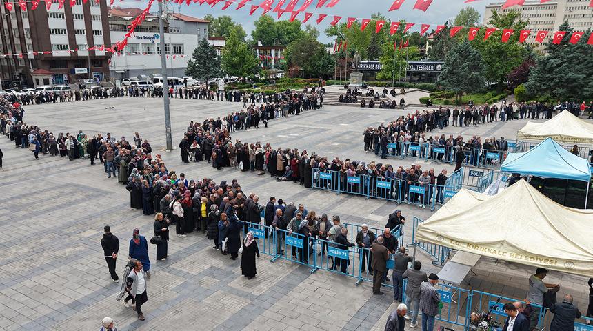 Saatler &ouml;ncesinden sıraya girdiler! Kuyruk havadan g&ouml;r&uuml;nt&uuml;lendi