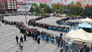 Saatler öncesinden sıraya girdiler! Kuyruk havadan görüntülendi