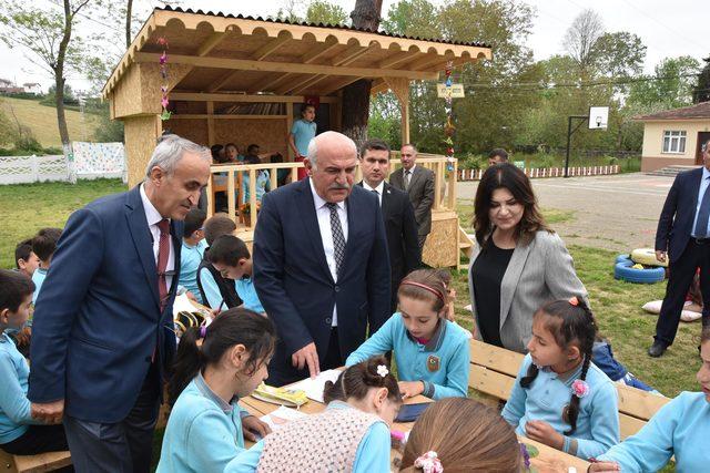 Vali İpek, örnek okulu ziyaret etti